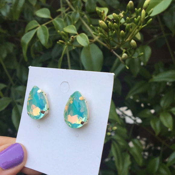 Pastel Peridot-Green Opal Pear Crystal Earrings - Picture 7 of 8